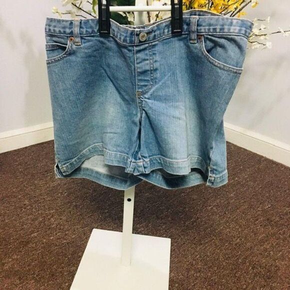 Gap maternity shorts size S EUC - Picture 2 of 3